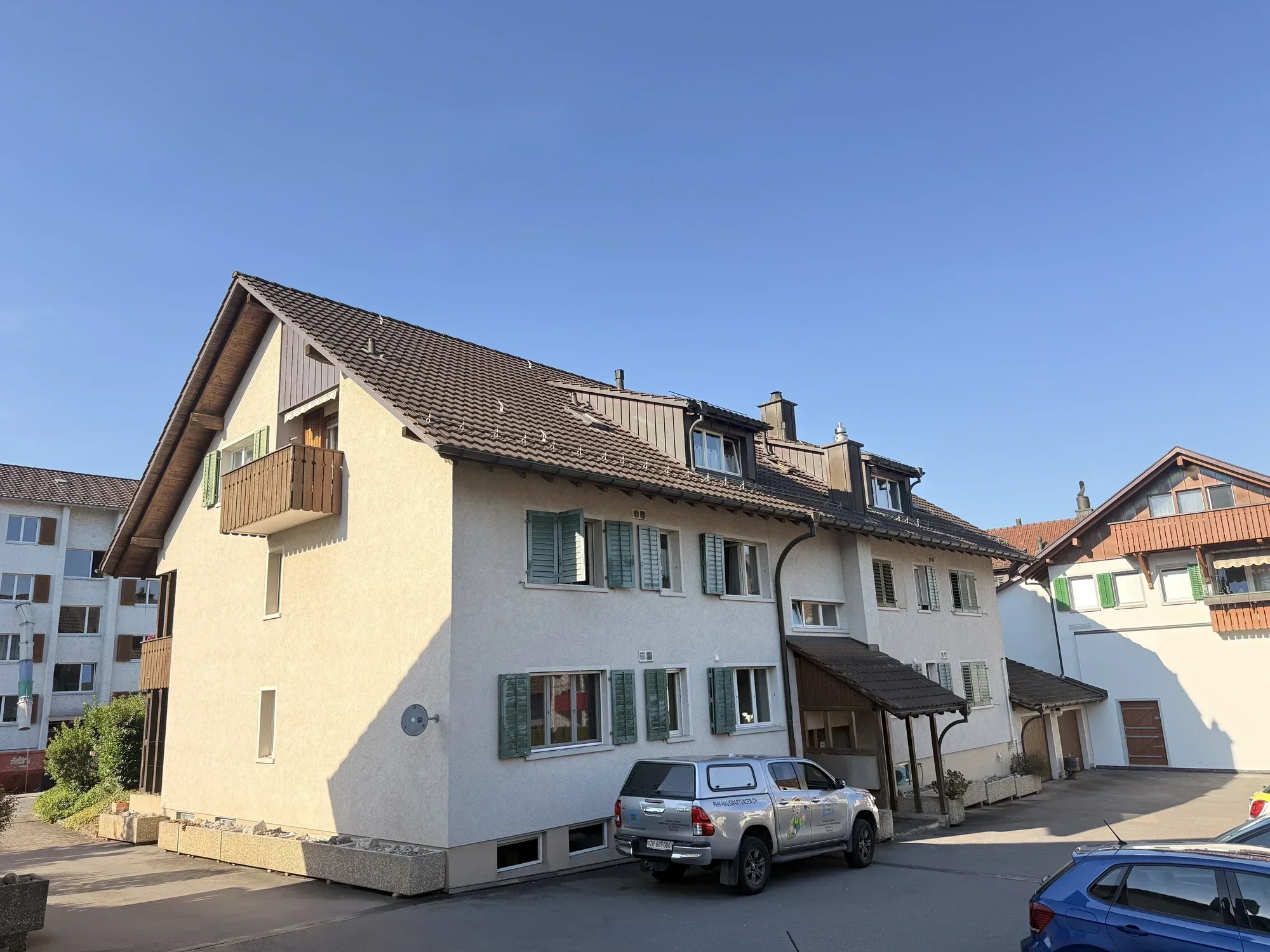 Gartenanlage mit Wasserlauf – betreut von PHH Hofer Hauswartungen, Zürich & Aargau