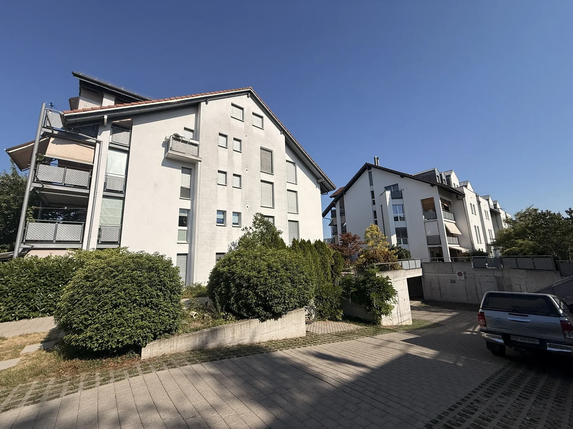 Wohnüberbauung mit Heckenpflege – betreut von PHH Hofer Hauswartungen, Zürich & Aargau