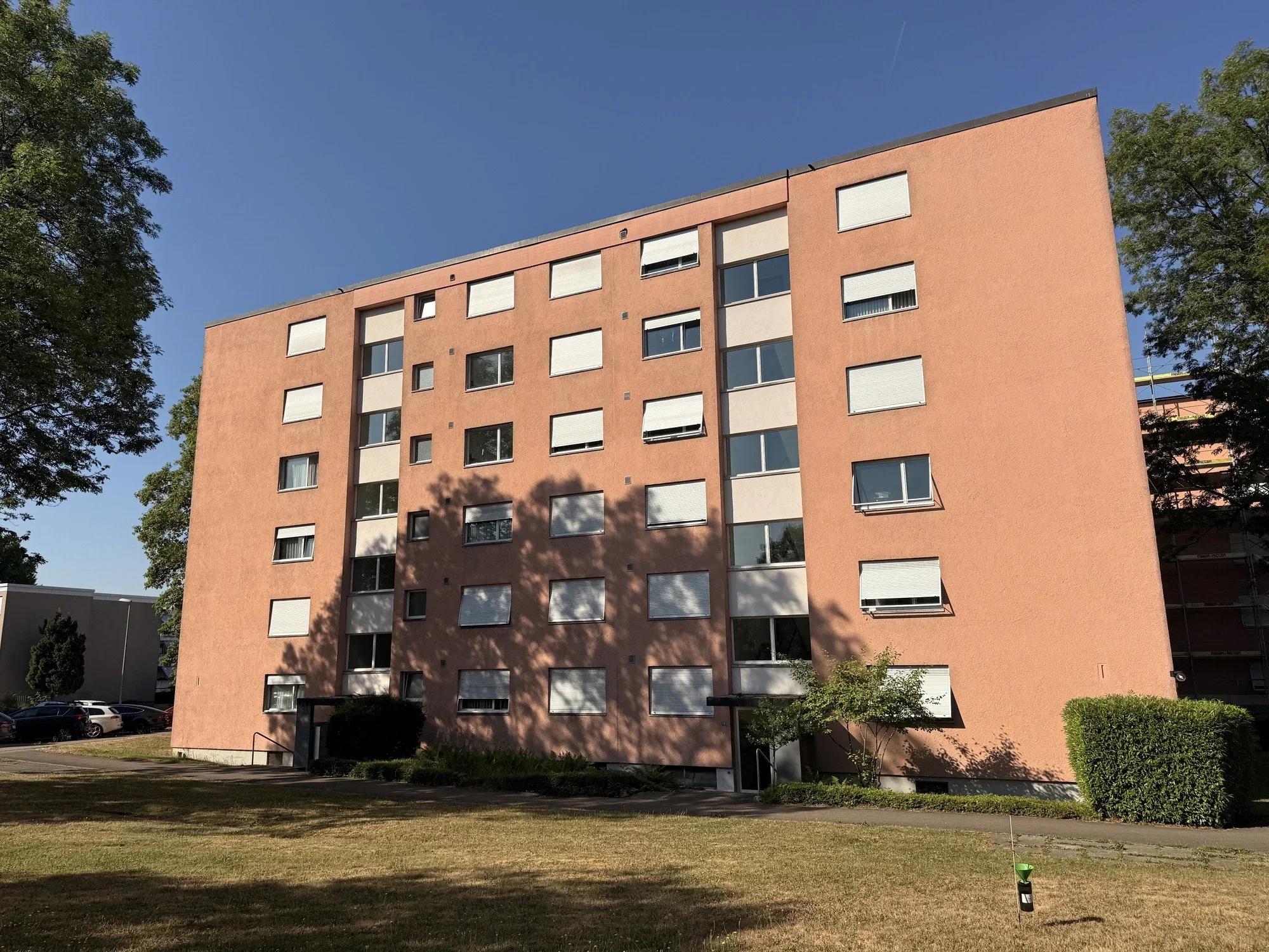 Grosse Wohnüberbauung im Grünen – betreut von PHH Hofer Hauswartungen, Zürich & Aargau