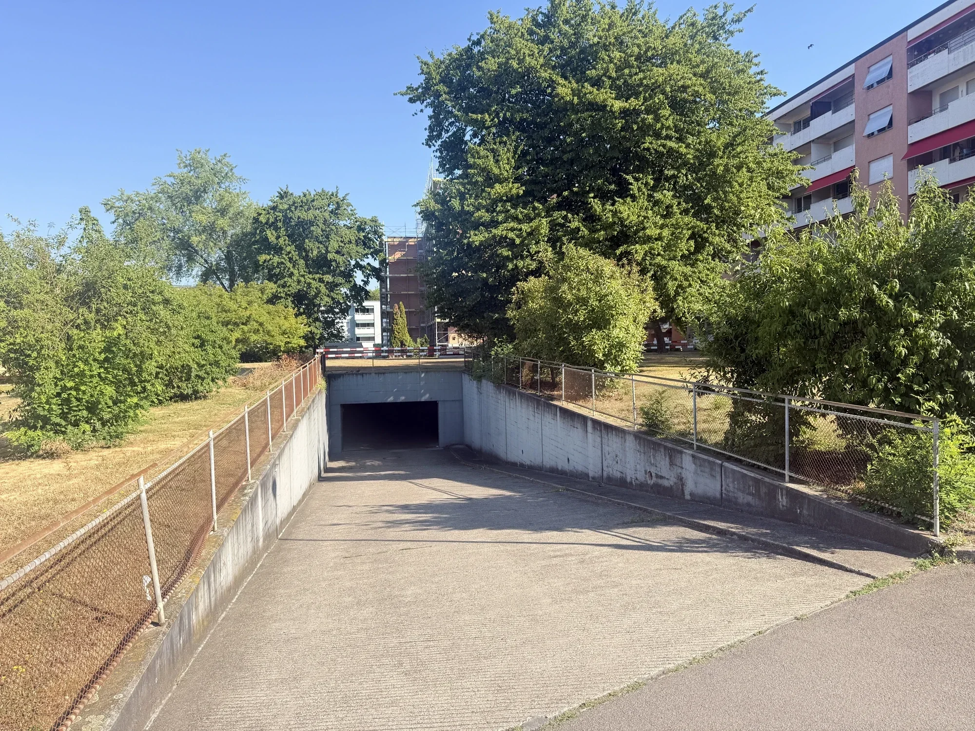 Tiefgaragen-Einfahrt und Umgebung – betreut von PHH Hofer Hauswartungen, Zürich & Aargau