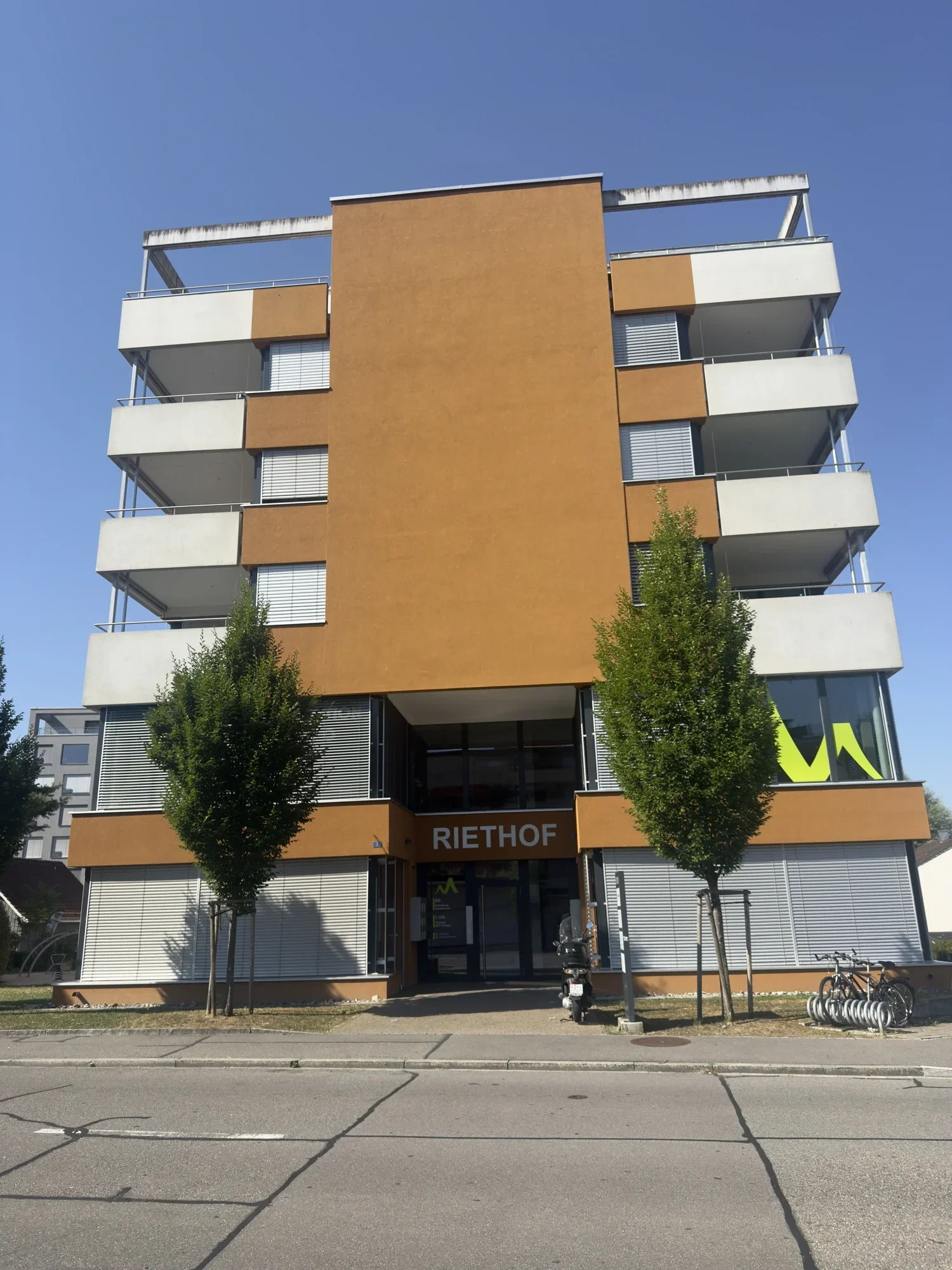 Wohnhaus Riethof – Fassade und Eingangsbereich – betreut von PHH Hofer Hauswartungen, Zürich & Aargau