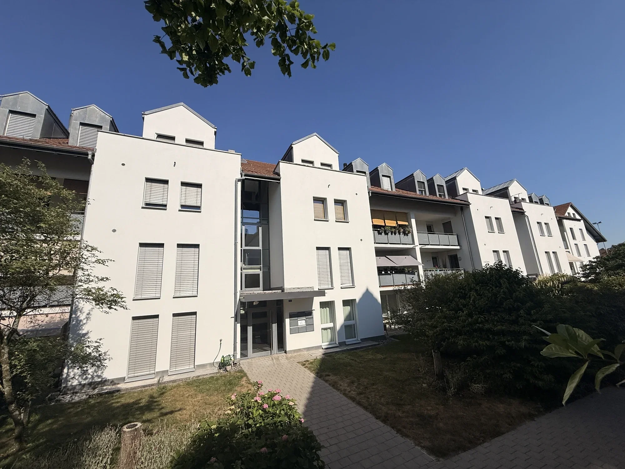 Wohnüberbauung mit Grünumgebung – betreut von PHH Hofer Hauswartungen, Zürich & Aargau