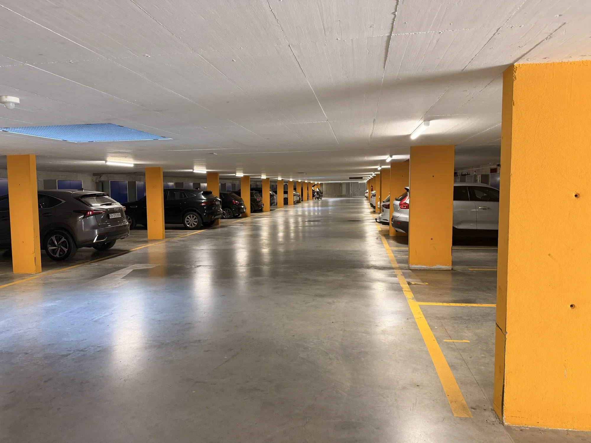 Tiefgarage nach Grundreinigung – betreut von PHH Hofer Hauswartungen, Zürich & Aargau