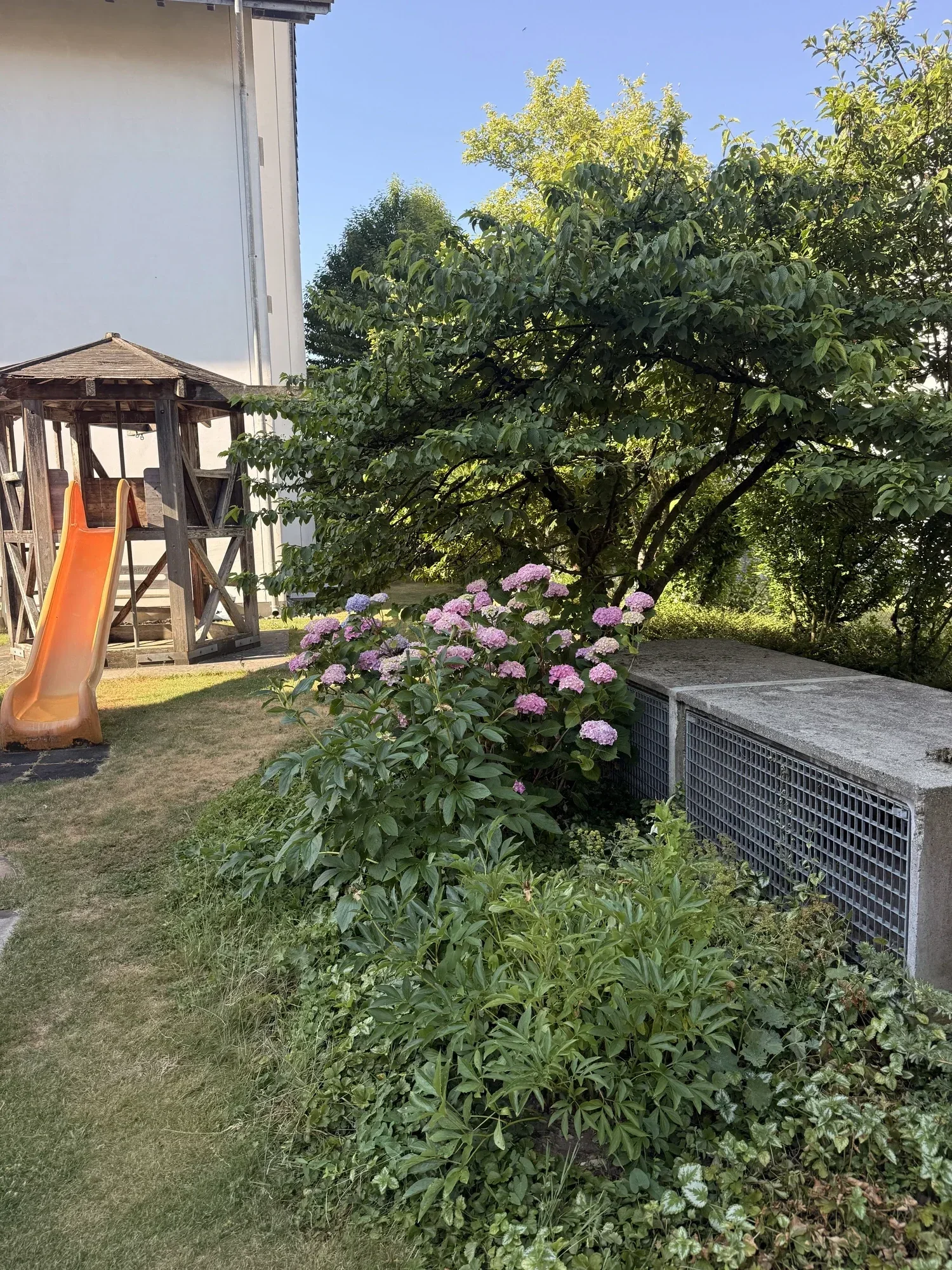 Spielplatz mit Blumenrabatten – betreut von PHH Hofer Hauswartungen, Zürich & Aargau