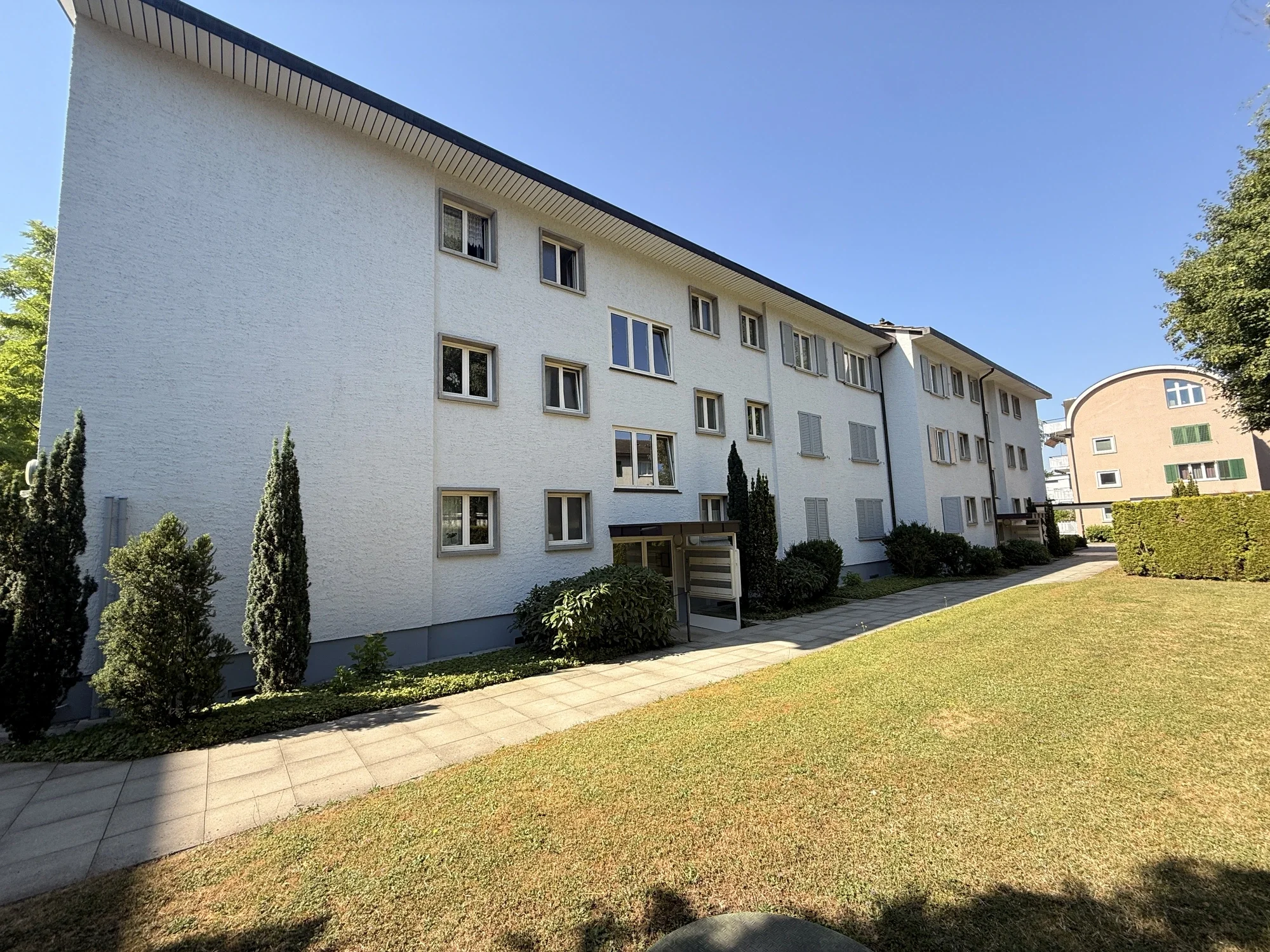 Wohnliegenschaft mit Rasenfläche – betreut von PHH Hofer Hauswartungen, Zürich & Aargau
