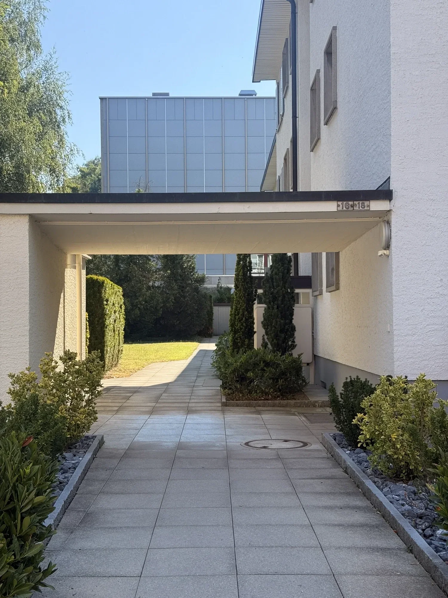 Gartenhof mit Formschnitt-Hecken – betreut von PHH Hofer Hauswartungen, Zürich & Aargau