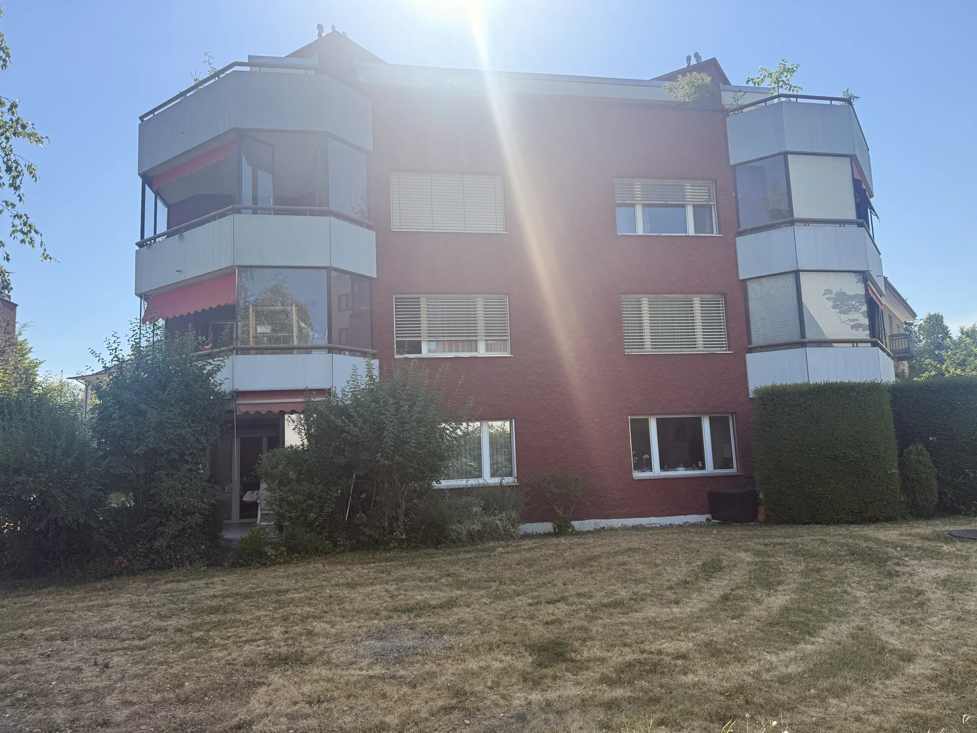 Wohnhaus mit verglasten Balkonen – betreut von PHH Hofer Hauswartungen, Zürich & Aargau