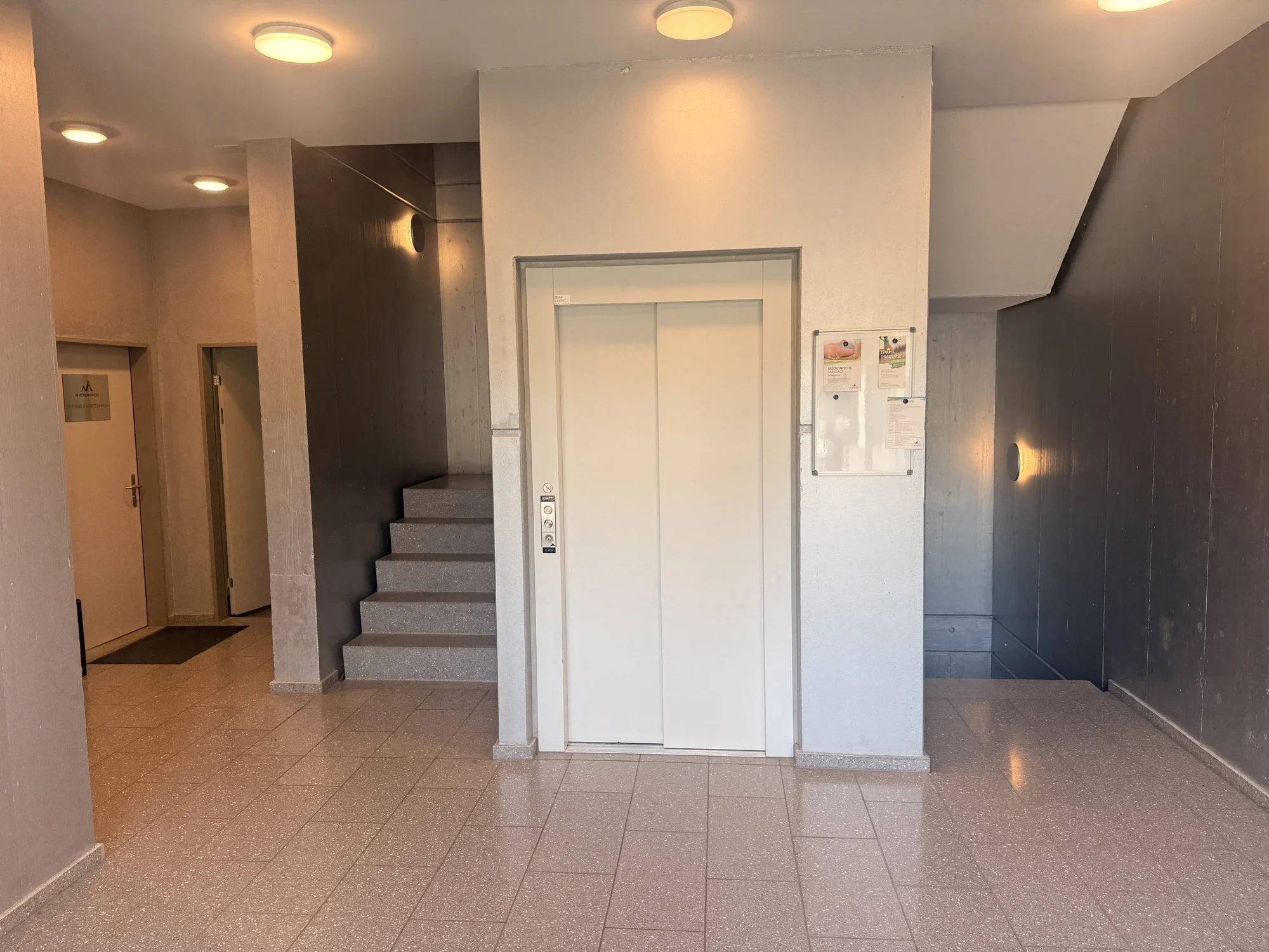 Treppenhaus und Lift nach Reinigung – betreut von PHH Hofer Hauswartungen, Zürich & Aargau