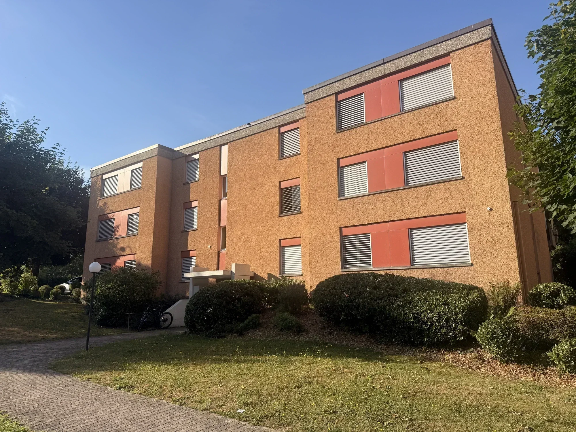 Aussenanlage mit Rasen- und Heckenpflege – betreut von PHH Hofer Hauswartungen, Zürich & Aargau