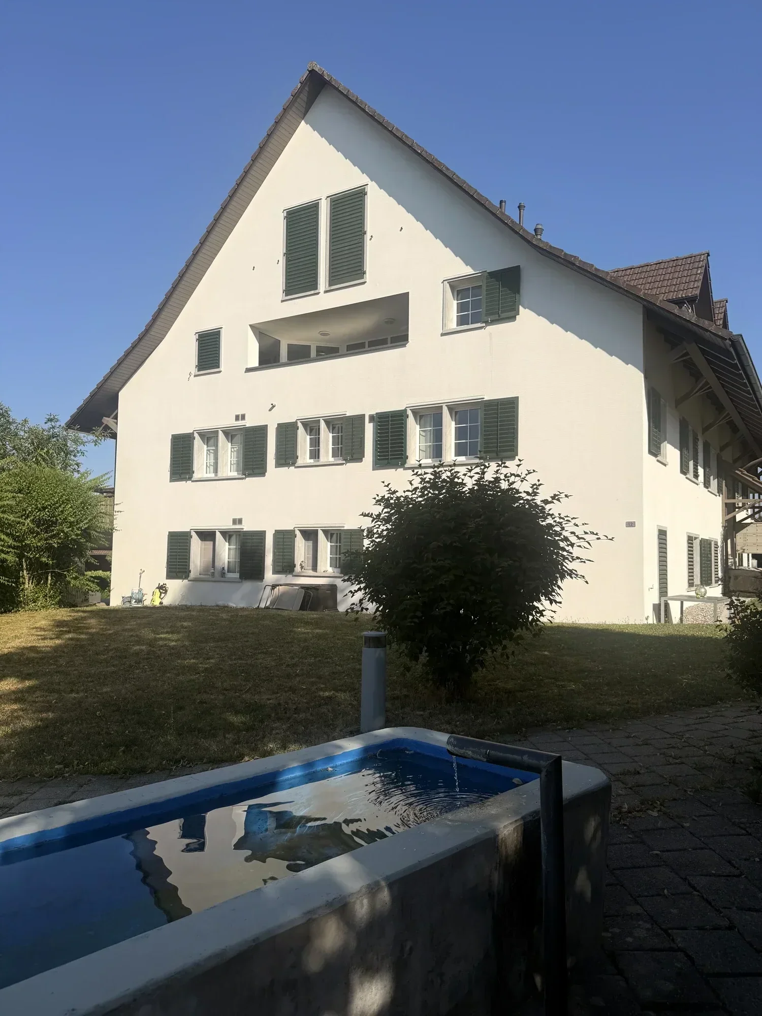 Innenhof mit Brunnenanlage – betreut von PHH Hofer Hauswartungen, Zürich & Aargau