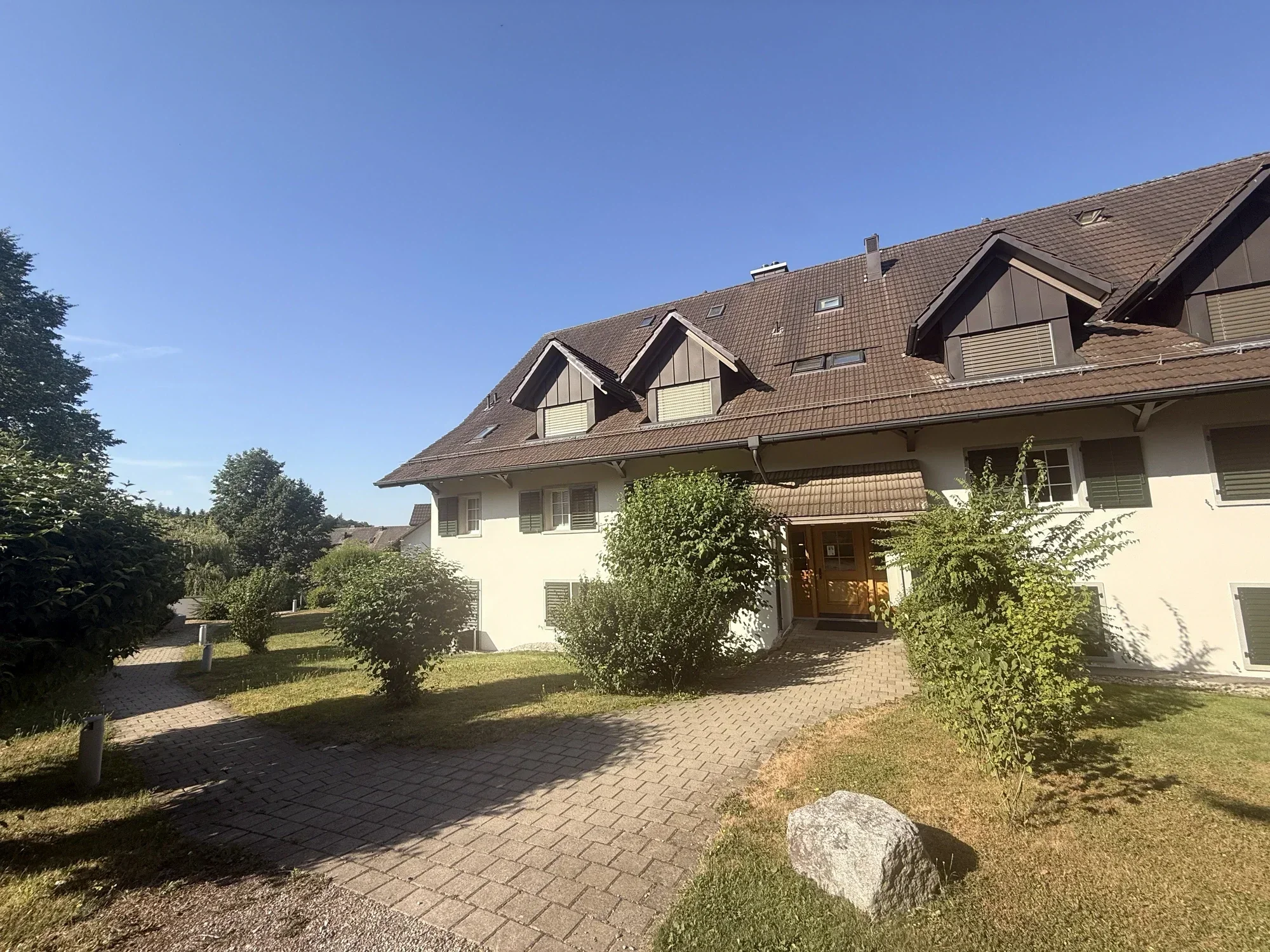 Gepflegter Hauseingang und Zufahrt – betreut von PHH Hofer Hauswartungen, Zürich & Aargau