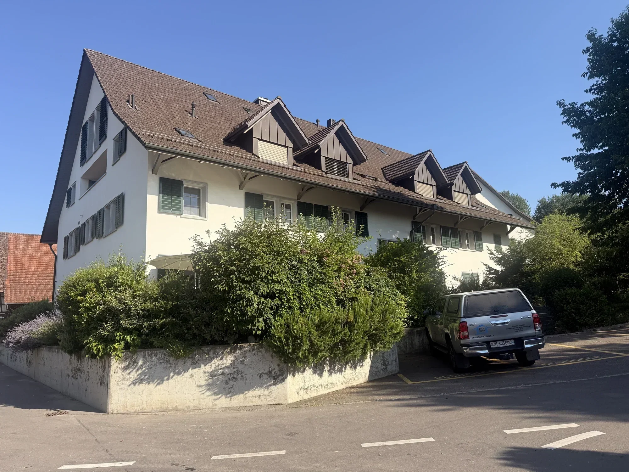 Wohnliegenschaft mit PHH-Fahrzeug vor Ort – Hauswartung durch Patrick Hofer und Team